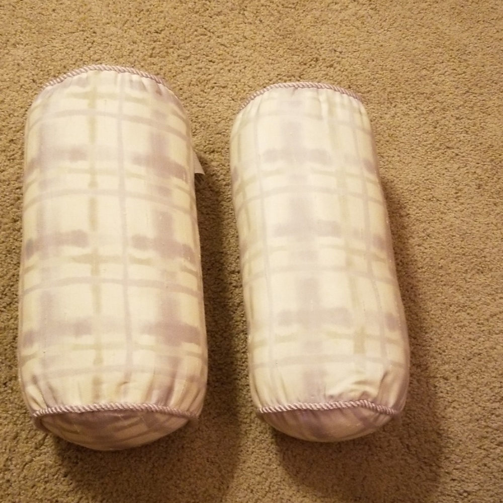 2 decorative bed pillows